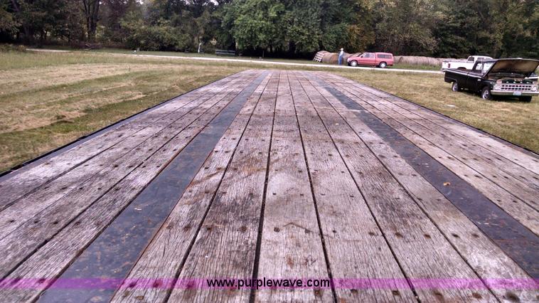 image for item AY9497 2007 Fontaine flatbed trailer