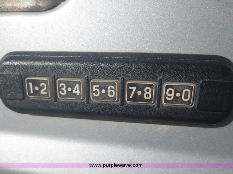 image for item D2171 2004 Ford F250 SuperCab pickup truck