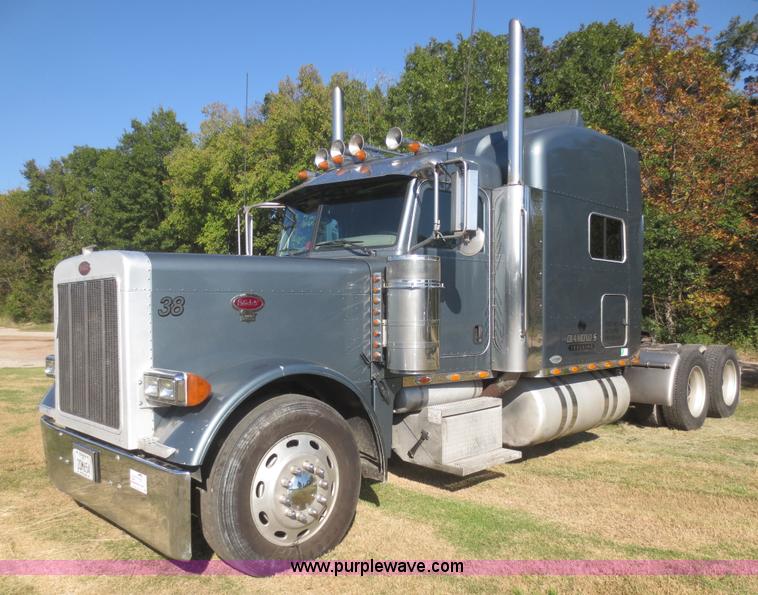 image for item D2174 2005 Peterbilt 379 semi truck