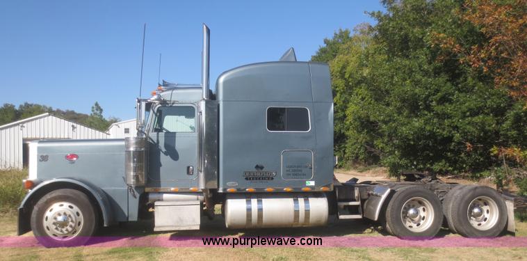 image for item D2174 2005 Peterbilt 379 semi truck