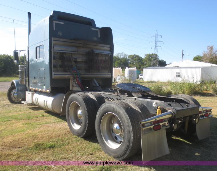 image for item D2174 2005 Peterbilt 379 semi truck