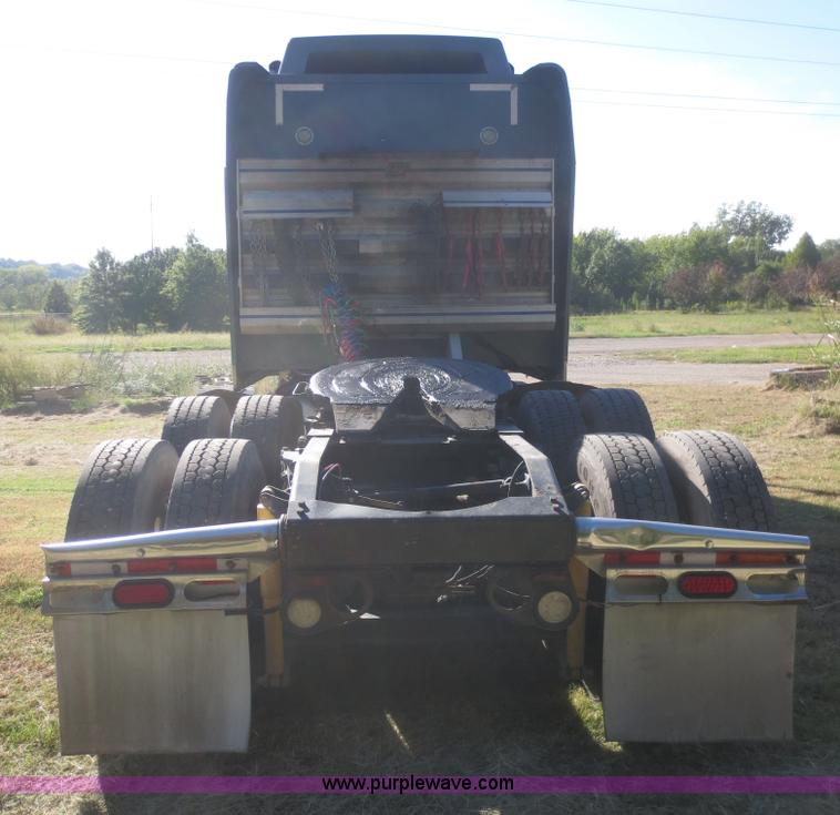 image for item D2174 2005 Peterbilt 379 semi truck