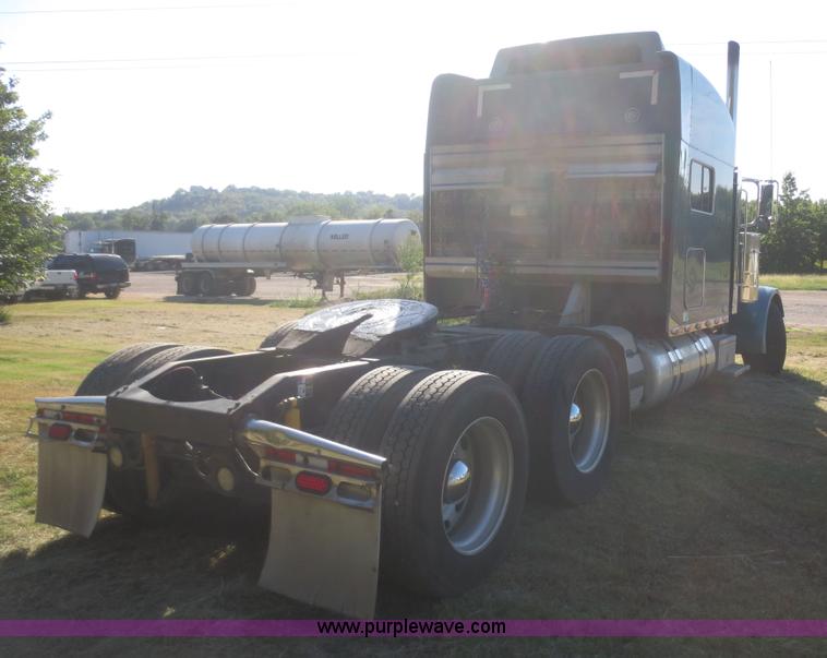 image for item D2174 2005 Peterbilt 379 semi truck
