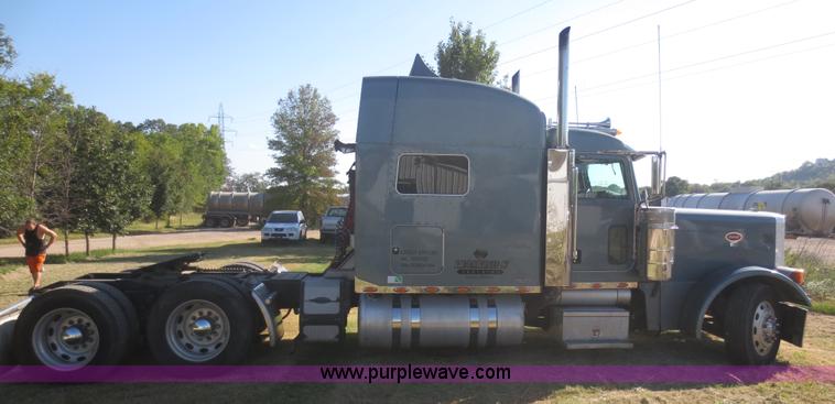 image for item D2174 2005 Peterbilt 379 semi truck