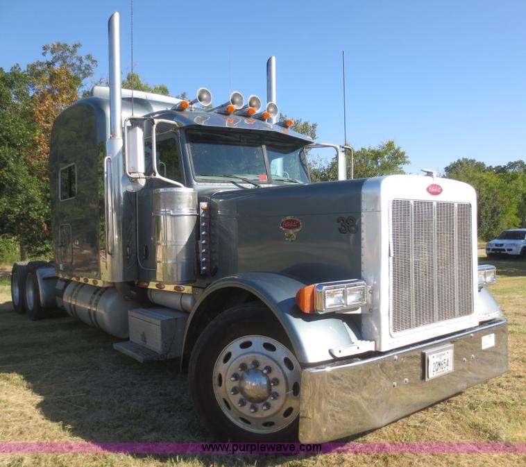 image for item D2174 2005 Peterbilt 379 semi truck