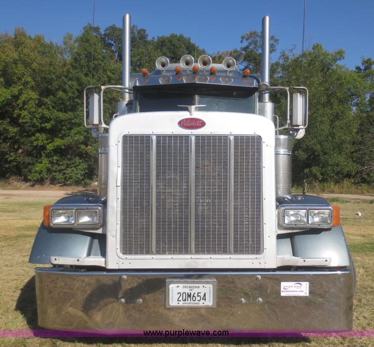 image for item D2174 2005 Peterbilt 379 semi truck