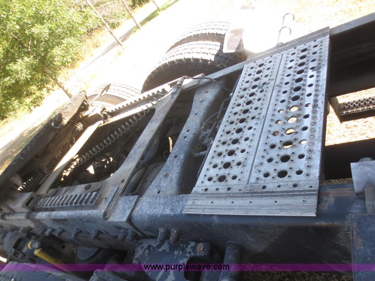 image for item D2174 2005 Peterbilt 379 semi truck