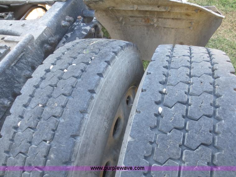 image for item D2174 2005 Peterbilt 379 semi truck