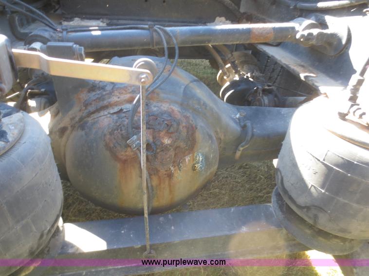 image for item D2174 2005 Peterbilt 379 semi truck