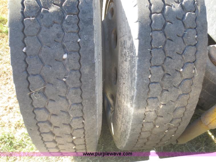 image for item D2174 2005 Peterbilt 379 semi truck