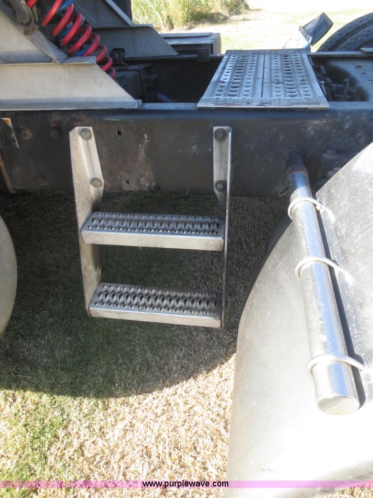 image for item D2174 2005 Peterbilt 379 semi truck