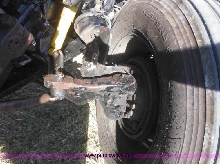 image for item D2174 2005 Peterbilt 379 semi truck