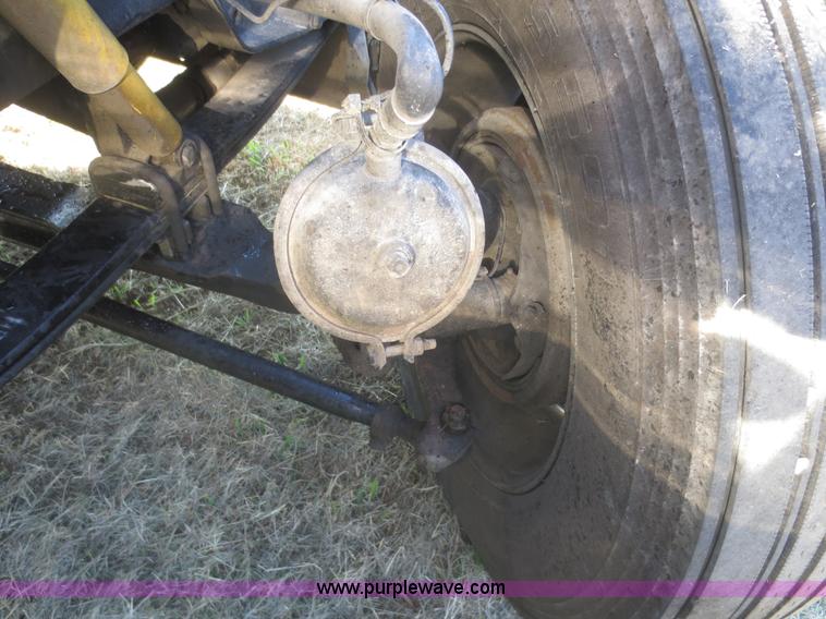 image for item D2174 2005 Peterbilt 379 semi truck