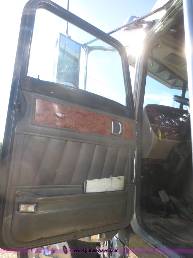 image for item D2174 2005 Peterbilt 379 semi truck