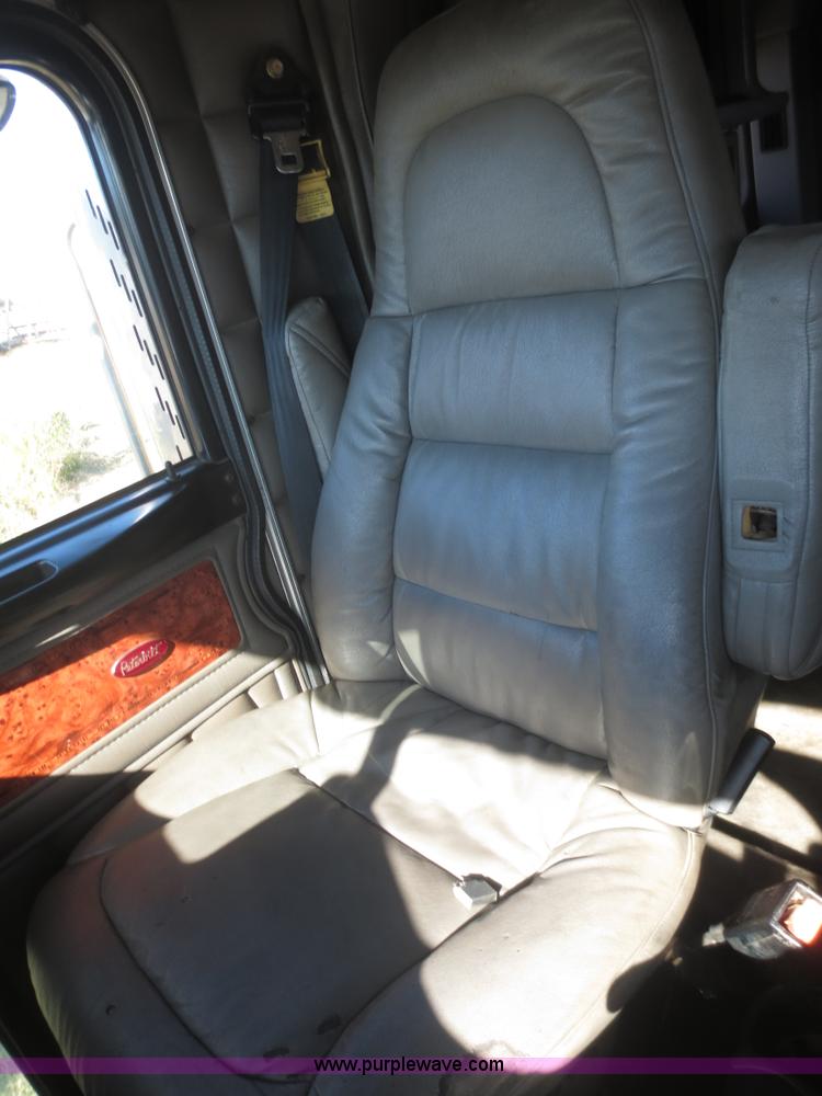 image for item D2174 2005 Peterbilt 379 semi truck