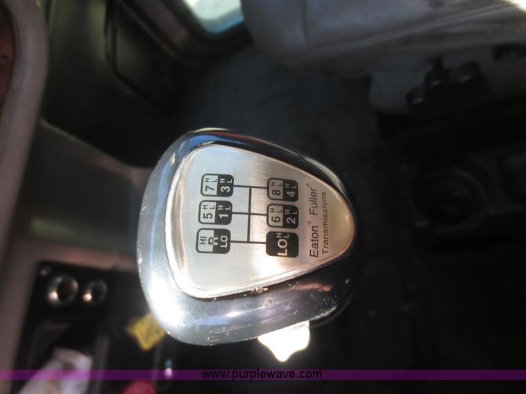 image for item D2174 2005 Peterbilt 379 semi truck