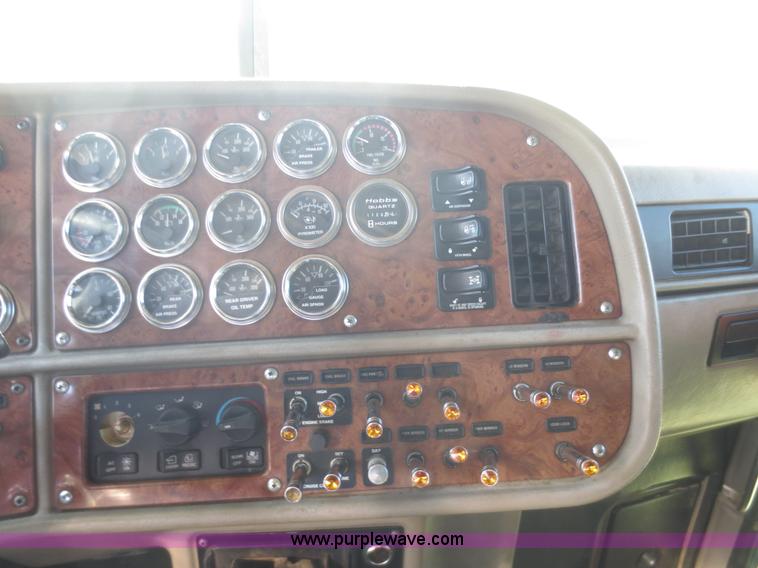 image for item D2174 2005 Peterbilt 379 semi truck