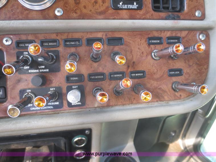 image for item D2174 2005 Peterbilt 379 semi truck