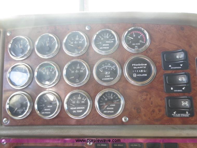 image for item D2174 2005 Peterbilt 379 semi truck