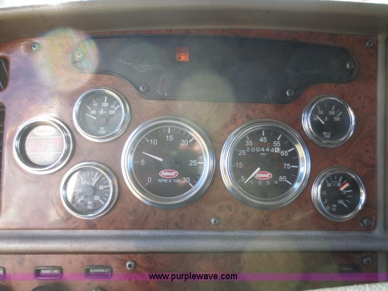 image for item D2174 2005 Peterbilt 379 semi truck
