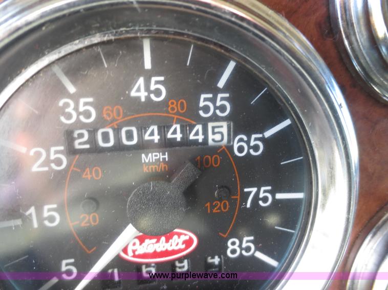 image for item D2174 2005 Peterbilt 379 semi truck