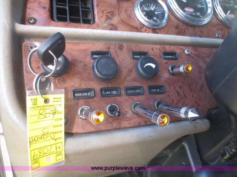 image for item D2174 2005 Peterbilt 379 semi truck