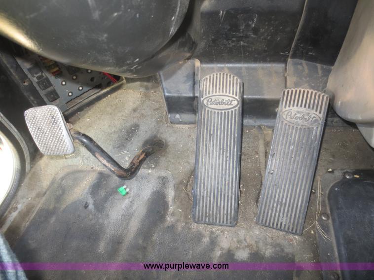 image for item D2174 2005 Peterbilt 379 semi truck