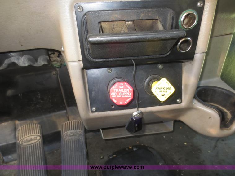 image for item D2174 2005 Peterbilt 379 semi truck