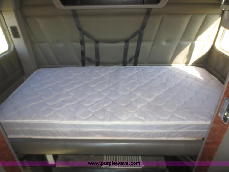 image for item D2174 2005 Peterbilt 379 semi truck