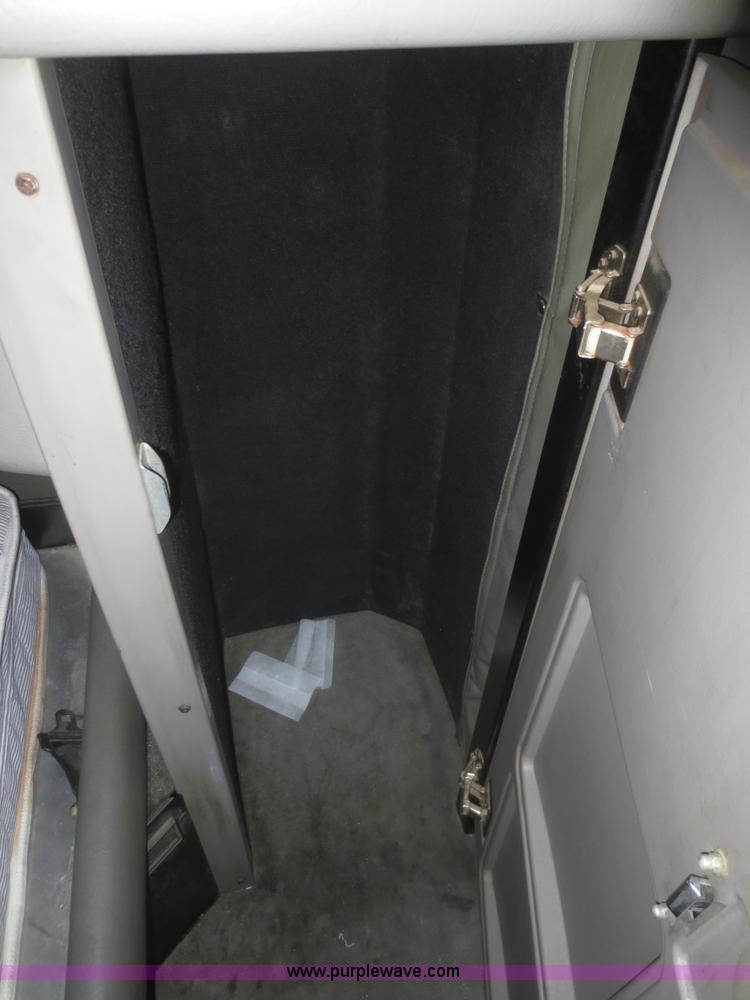 image for item D2174 2005 Peterbilt 379 semi truck