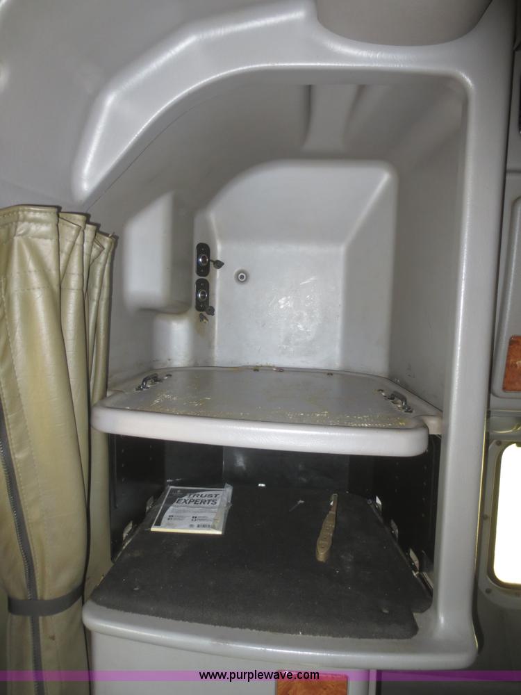 image for item D2174 2005 Peterbilt 379 semi truck