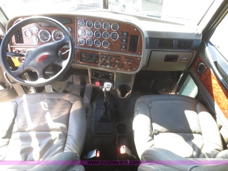 image for item D2174 2005 Peterbilt 379 semi truck