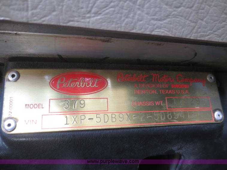 image for item D2174 2005 Peterbilt 379 semi truck