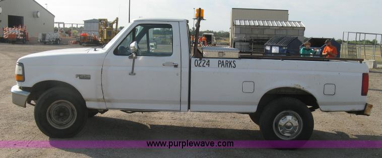 image for item E7994 1993 Ford F250 XL pickup truck