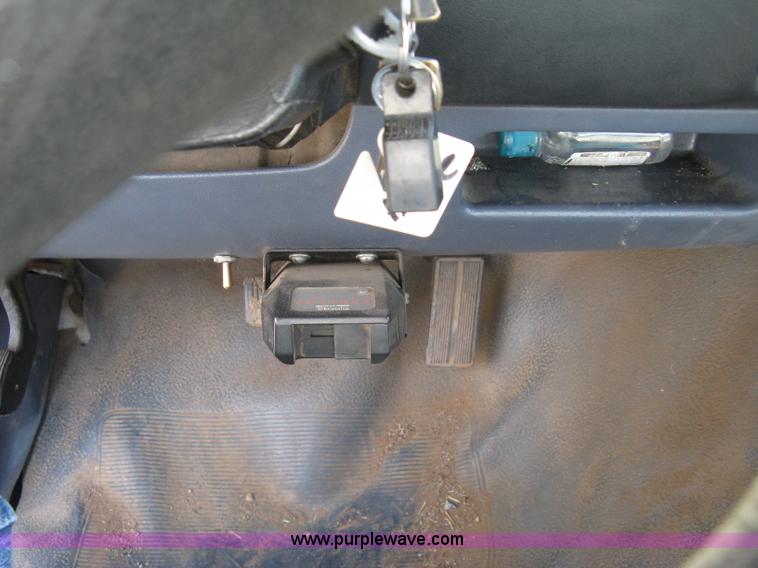 image for item E7994 1993 Ford F250 XL pickup truck