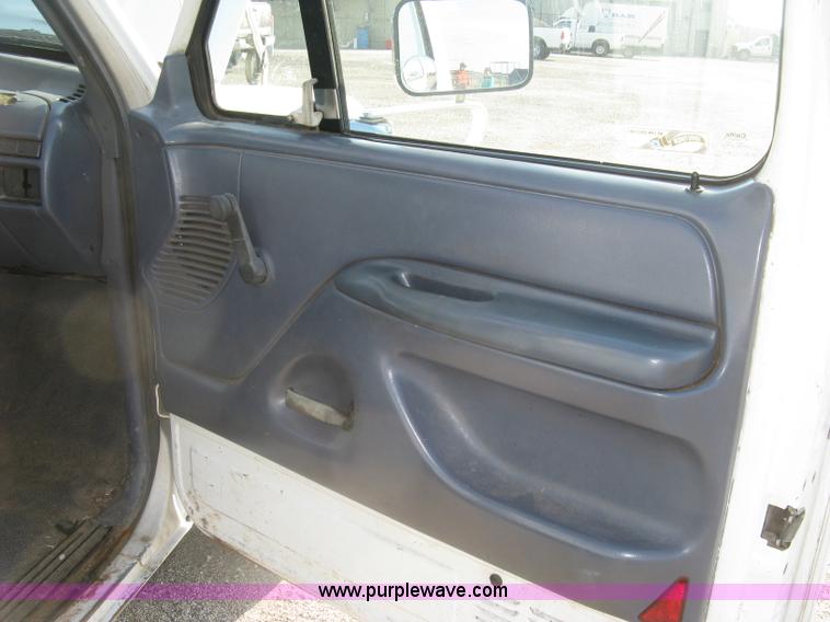 image for item E7994 1993 Ford F250 XL pickup truck