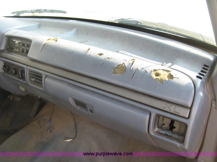 image for item E7994 1993 Ford F250 XL pickup truck