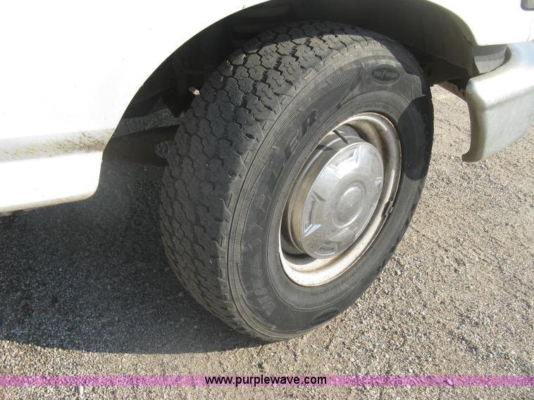 image for item E7994 1993 Ford F250 XL pickup truck