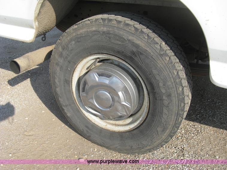 image for item E7994 1993 Ford F250 XL pickup truck