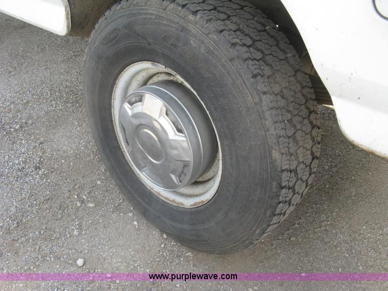 image for item E7994 1993 Ford F250 XL pickup truck