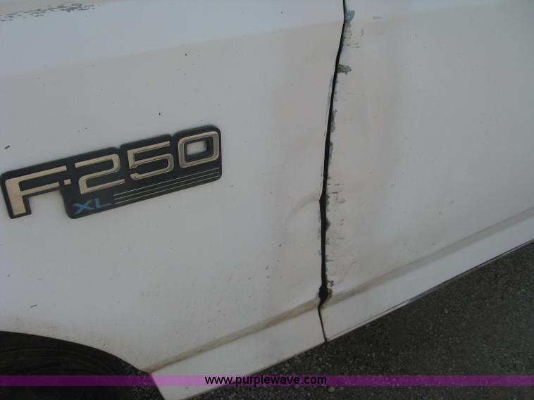 image for item E7994 1993 Ford F250 XL pickup truck