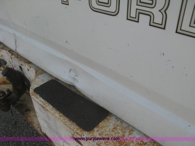 image for item E7994 1993 Ford F250 XL pickup truck