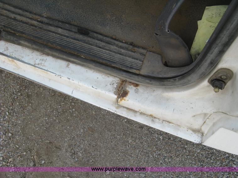 image for item E7994 1993 Ford F250 XL pickup truck