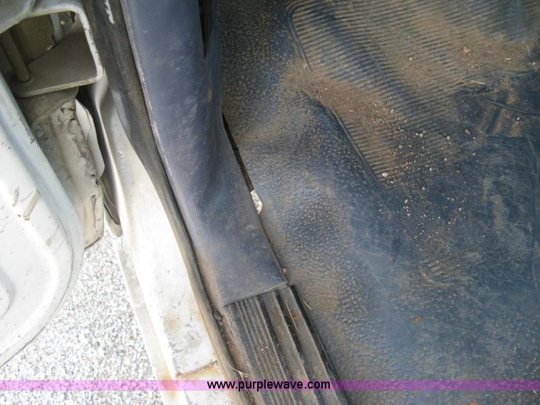 image for item E7994 1993 Ford F250 XL pickup truck