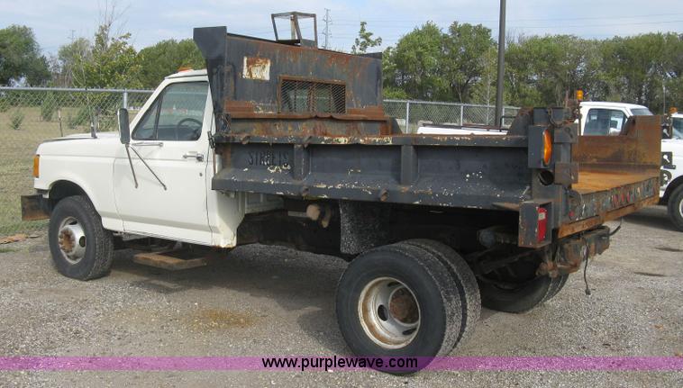 image for item E7996 1990 Ford F450 Super Duty dump flatbed truck