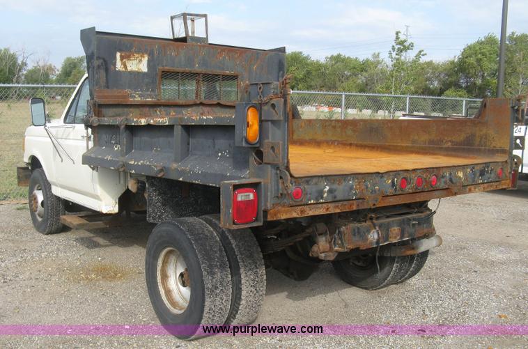 image for item E7996 1990 Ford F450 Super Duty dump flatbed truck