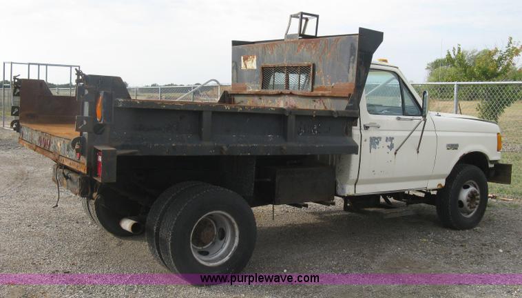 image for item E7996 1990 Ford F450 Super Duty dump flatbed truck