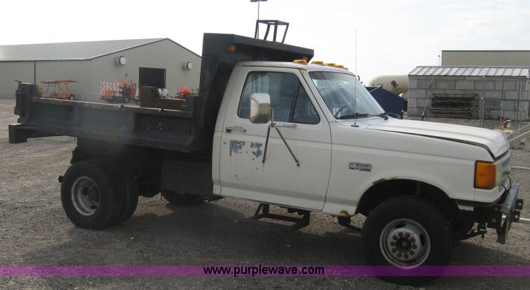 image for item E7996 1990 Ford F450 Super Duty dump flatbed truck