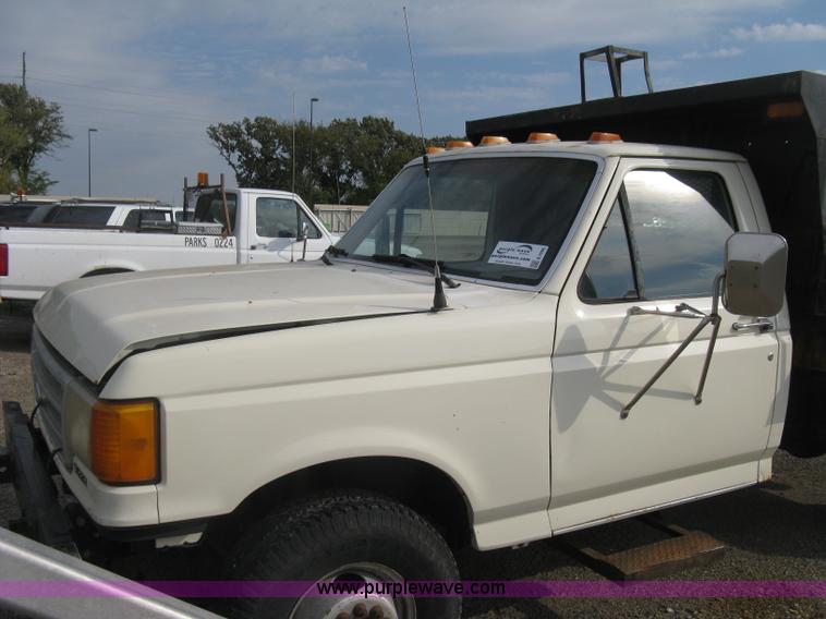 image for item E7996 1990 Ford F450 Super Duty dump flatbed truck