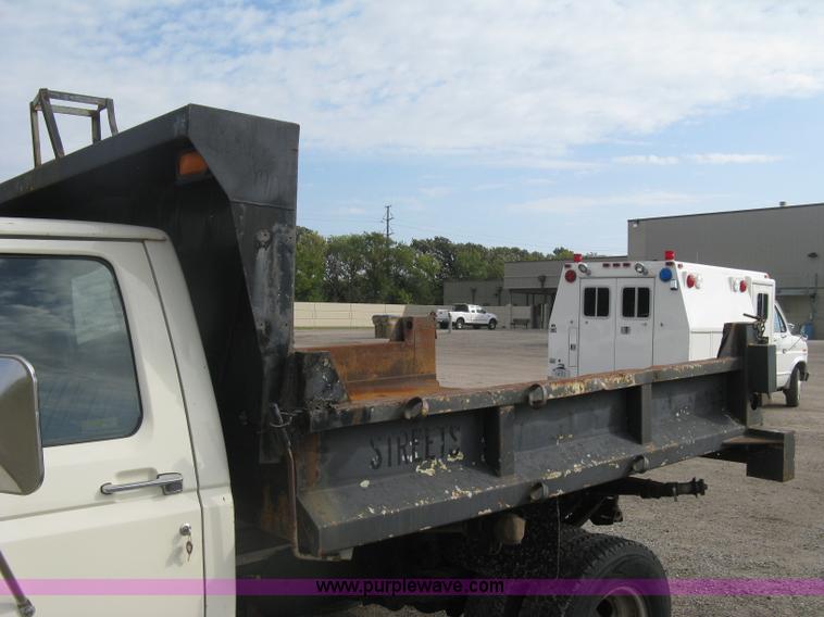 image for item E7996 1990 Ford F450 Super Duty dump flatbed truck